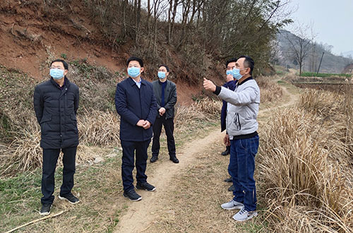 紀(jì)道清就溫氏集團(tuán)養(yǎng)殖項(xiàng)目選址進(jìn)行現(xiàn)場(chǎng)辦公