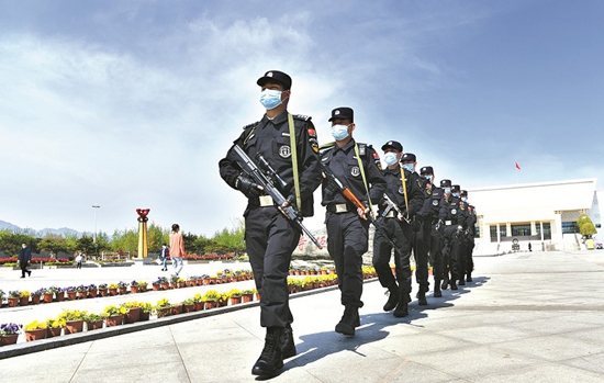 房縣公安局機動應急大隊民警巡邏防控保平安