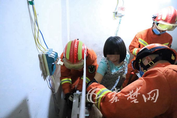 房縣一女子慘遭壓面機“咬手” 危急時刻幸好他們趕到...