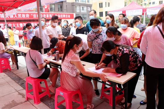 房縣“送崗位進家園”暖民心