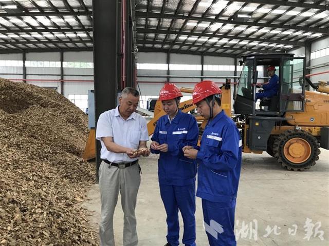 房縣大山里來(lái)了“賣炭翁” 當(dāng)?shù)?萬(wàn)農(nóng)戶有望用上燃?xì)? width=