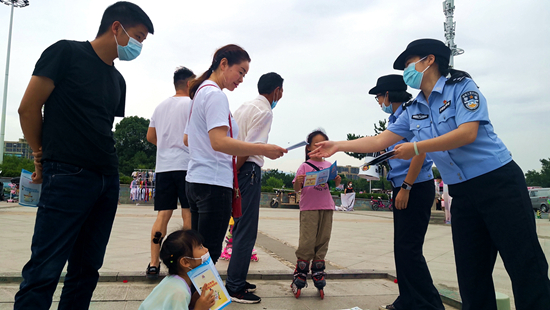房縣民警擺地攤受市民歡迎