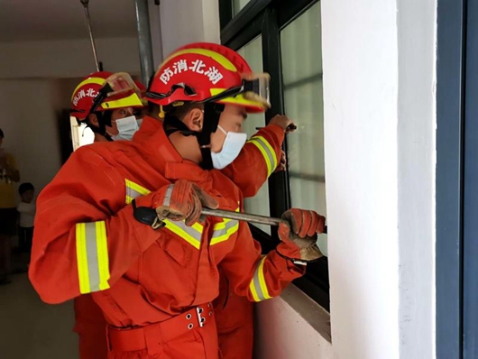 兩歲幼童被反鎖家中 消防破窗成功救援