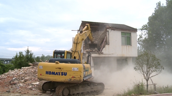 房縣：多部門聯合執法 強制拆除違章建筑