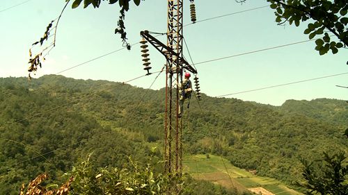 《黨旗飄飄》周清山：用汗水點亮萬家燈火