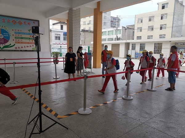 “神獸”歸籠，房縣城關鎮八一希望小學上演開學“大片”