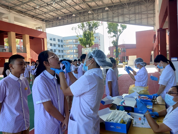 房縣思源實驗學校組織在校學生及教職員工進行核酸檢測