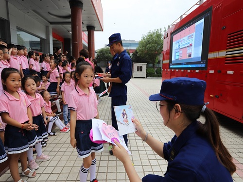 幼兒學子進紅門 爭做小小“消防員”