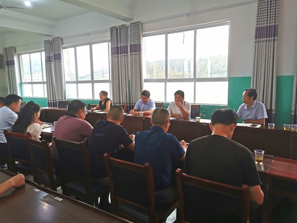 房縣軍店鎮召開慶祝第36個教師節座談會