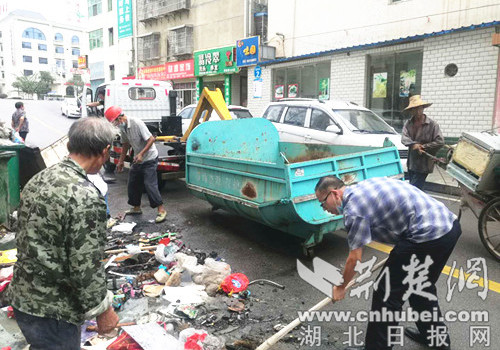 房縣黨員干部下沉社區(qū)熱心服務(wù)居民