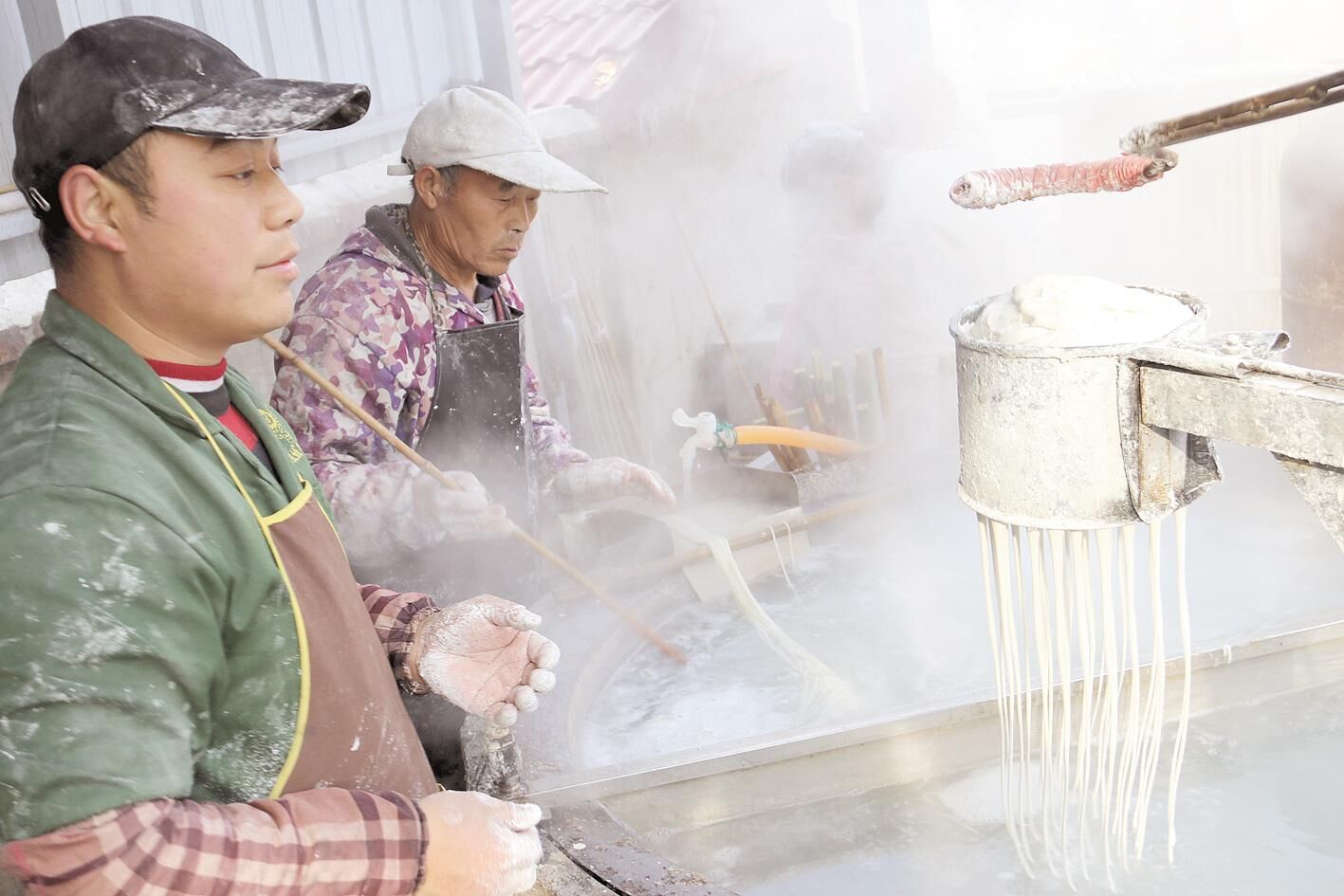 返鄉(xiāng)“創(chuàng)客”重拾老手藝 房縣百年“粉條村”走來新生代