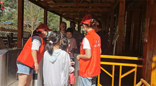 野人谷鎮：“志愿紅”助力國慶假日旅游