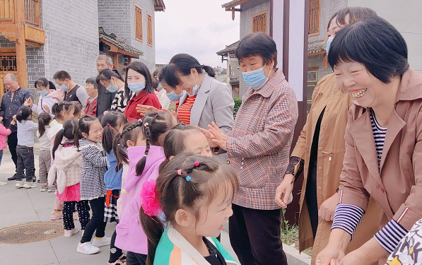 房縣軍店鎮中心幼兒園舉行“感恩重陽,關愛老人”親子活動