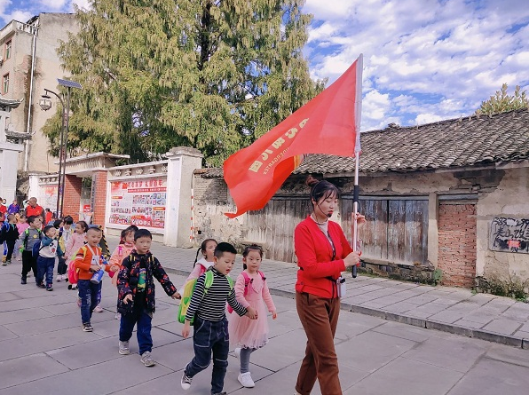 房縣軍店鎮中心幼兒園開展“探尋自然味道 品味家鄉文化”秋游活動