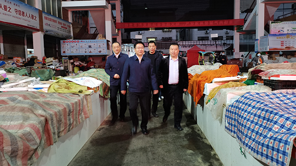 謝曉鳴調(diào)研老城區(qū)改造