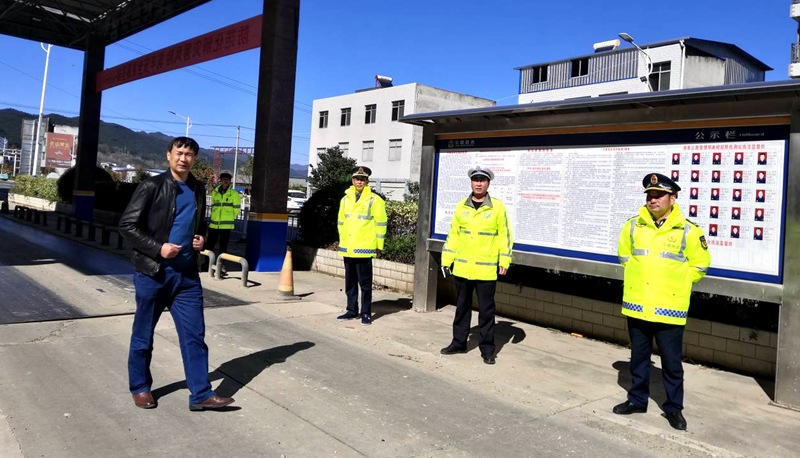 我縣嚴(yán)厲打擊載重車輛超載運(yùn)輸砂石料行為