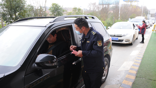 逐人檢測(cè)，逐車(chē)消毒！房縣24小時(shí)不間斷守好高速交通卡口