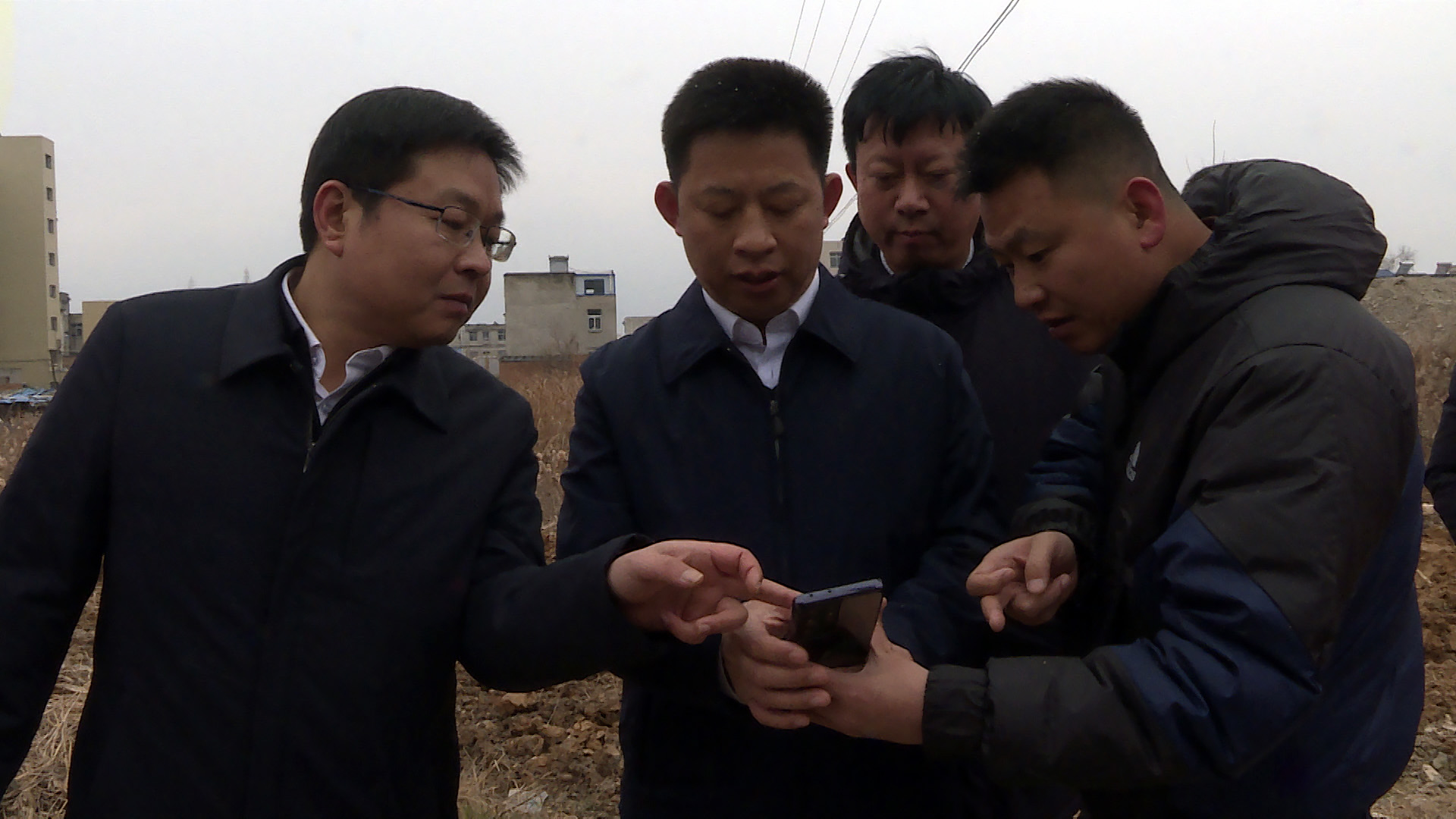 紀(jì)道清謝曉鳴調(diào)研項(xiàng)目選址和十房一級(jí)路三期規(guī)劃建設(shè)工作