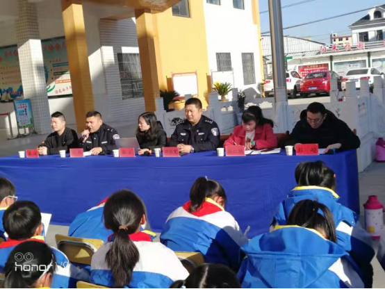 房縣城關鎮八一希望小學開展法制、安全教育活動