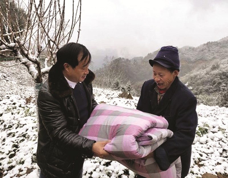 甘于奉獻(xiàn)的“老黃?！?——記房縣水利和湖泊局駐村扶貧干部楊榮軍