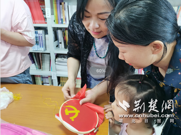 學(xué)黨史、繡黨旗，湖北民間藝術(shù)家走進(jìn)陳河村慶“六一”