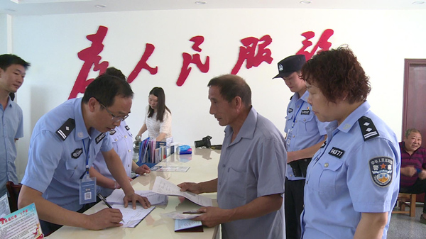 房縣公安交警送證下鄉(xiāng) 為群眾服務(wù)到家
