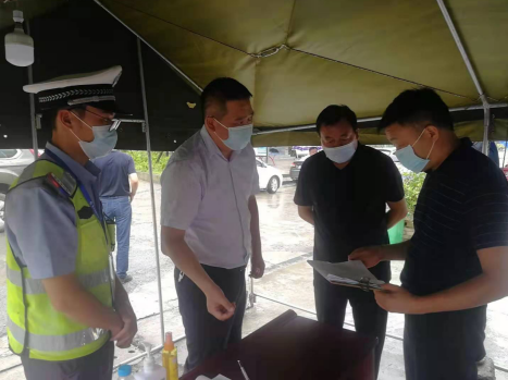 市政協(xié)副主席崔曉宏來(lái)九道鄉(xiāng)督導(dǎo)疫情防控工作