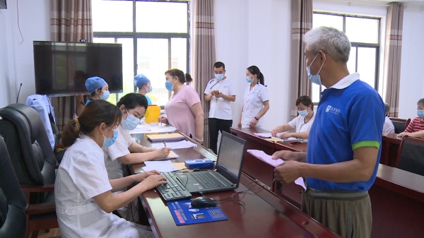 房縣：疫苗接種進(jìn)社區(qū)  全民接種筑屏障