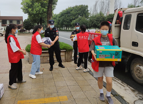 愛心接力 助力抗疫 房縣大愛義工聯(lián)合轉(zhuǎn)贈愛心物資