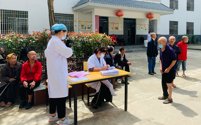 大木廠鎮衛生院愛心義診走進福利院