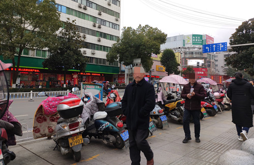 記者暗訪：大部分市民出門佩戴口罩 仍有少數(shù)不戴還扎堆