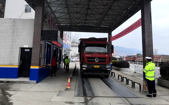 我縣嚴厲打擊貨車超載運輸行為