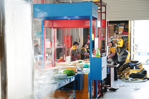 今年春節(jié)房縣多家快遞公司“不打烊”