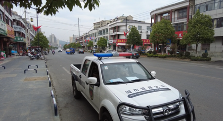 縣城管執(zhí)法局：加裝道路防護(hù)欄  為城市系上“安全帶”