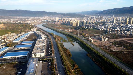 蓮花池路：全力打造色彩鮮艷的迎賓大道