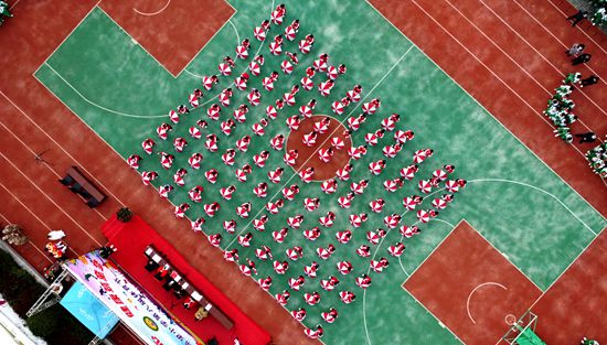 城關(guān)鎮(zhèn)八一希望小學(xué)舉辦第八屆校園體育節(jié)