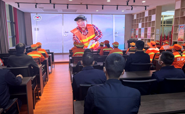 房縣城管：開展“弘揚(yáng)工匠精神 創(chuàng)文建新功”教育實(shí)踐活動