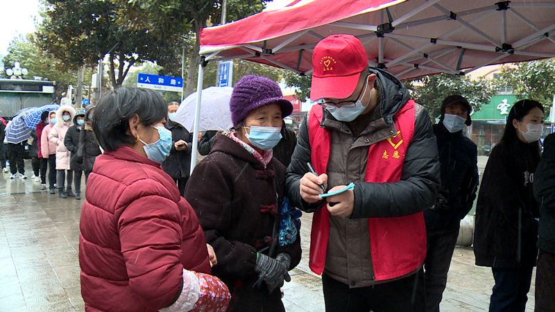 風(fēng)雪中，最美不過“白”與“紅”