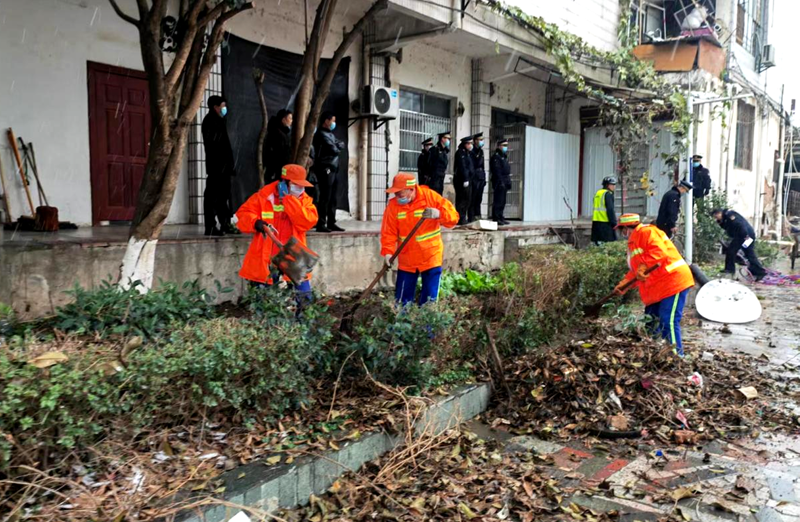 房縣城管：開展創(chuàng)文整治 為西河公園美顏