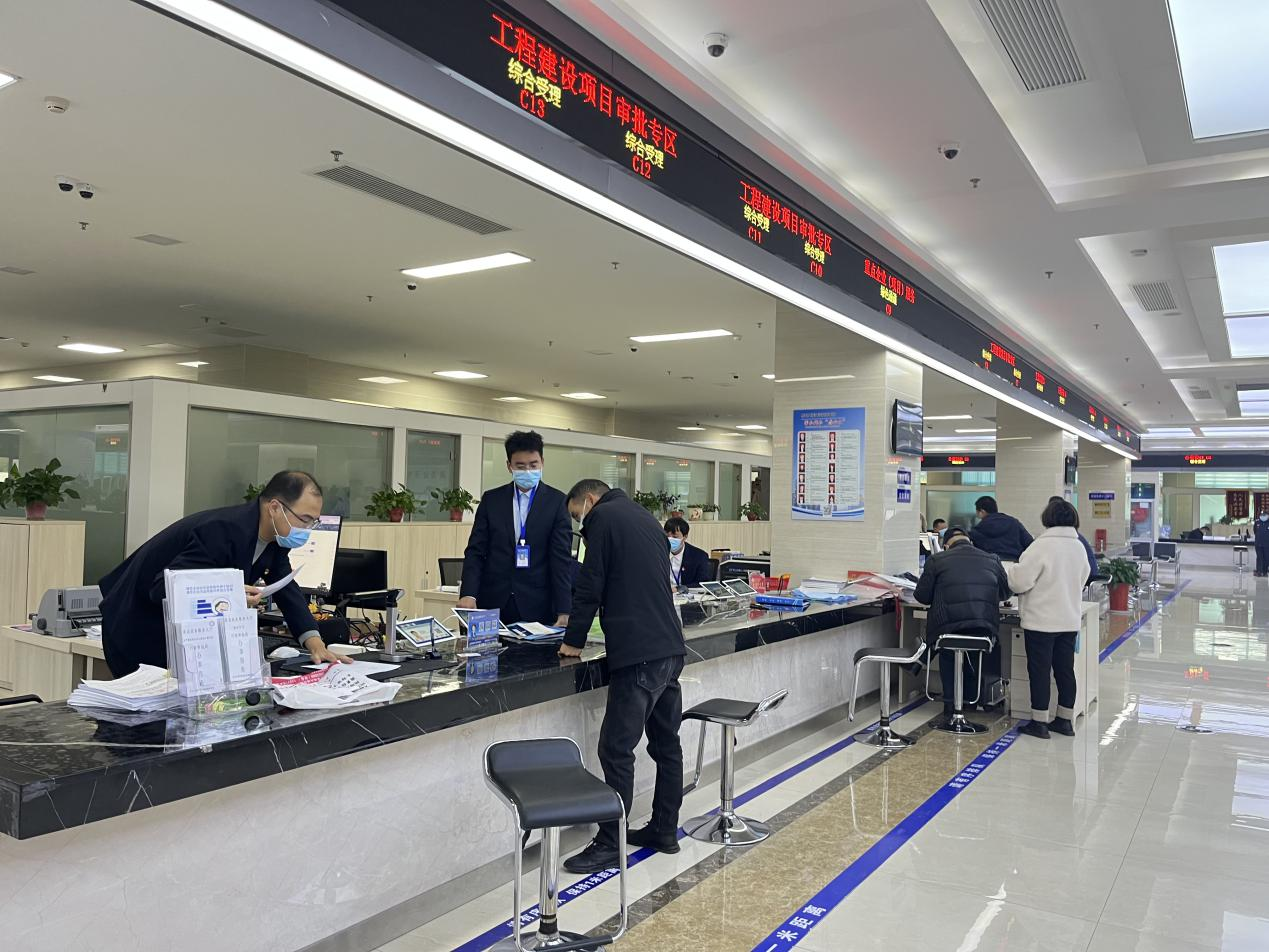 房縣行政審批局： 立足三個“服務” 助力全縣經(jīng)濟社會發(fā)展