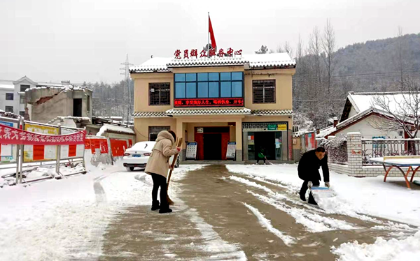 土城鎮穿山堰村：掃雪除冰 上好新年第一班