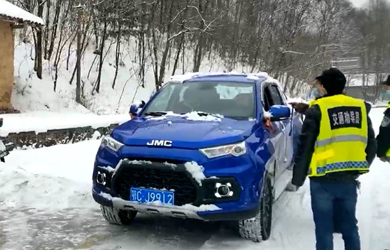 野人谷鎮：交通勸導站  雪天保安全