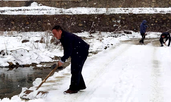 省農業發展中心駐村隊:鏟雪除冰助村民順暢出行