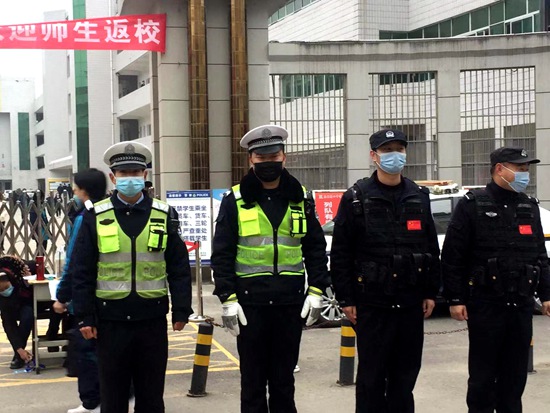 軍店鎮：“護學崗”助學生平安返校