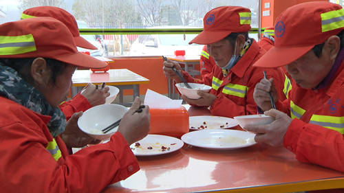 記者探訪城區(qū)學(xué)校、單位食堂：浪費(fèi)現(xiàn)象少見 基本人走盤光