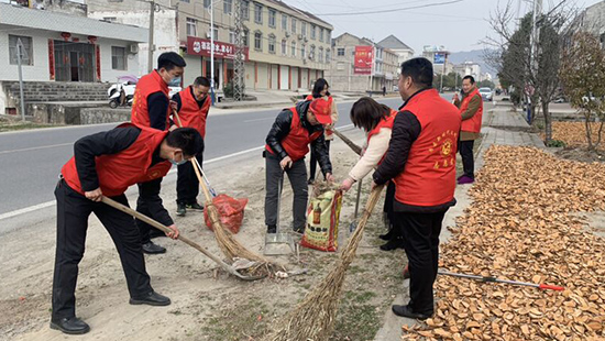化龍堰鎮財政所 開展“清潔房縣、擦亮小鎮”活動