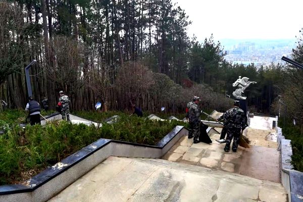 房縣開(kāi)展“清掃烈士陵園 緬懷革命先烈”文明實(shí)踐活動(dòng)