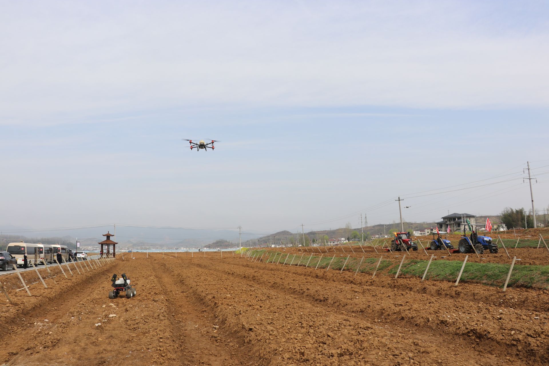 智慧農(nóng)機(jī)唱響房陵春耕“進(jìn)行曲”