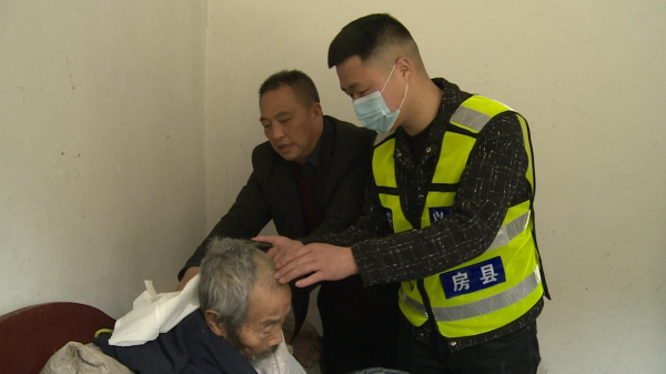 房縣志強(qiáng)物業(yè)“平安義警”志愿服務(wù)隊(duì)開展關(guān)愛(ài)老人活動(dòng)