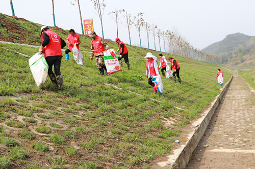 房縣城關鎮萬人齊上陣全城“大洗澡”